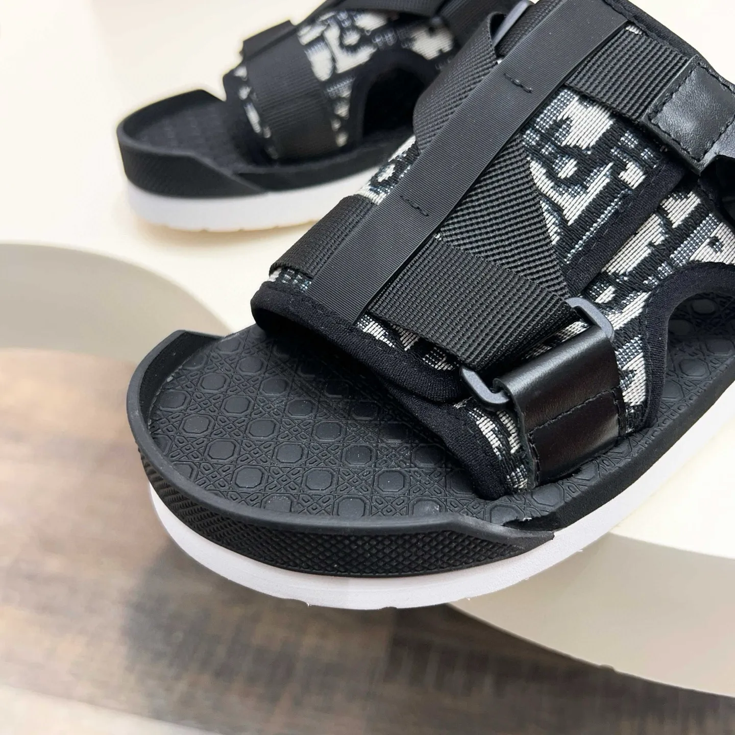Factory price: 300💰Dior Alias ​​men's leather slippers. This Alias ​​sandal is a new summer product, showing a casual and elegant style. Carefully crafted from grained cow leather and Oblique printed fabric, with cowhide lining! Cross-strap design with metal-clad brass CD Diamond logo. The imported cowhide leather and rubber sole adds sophistication and comfort, while Oblique print-effect anti-slip panels add style. Size: 38-44 (45 customized)